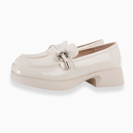 Mocasines crema charol con hebilla plateada