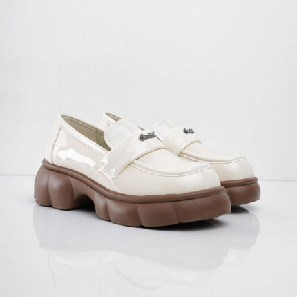 Mocasines crema charol con letras