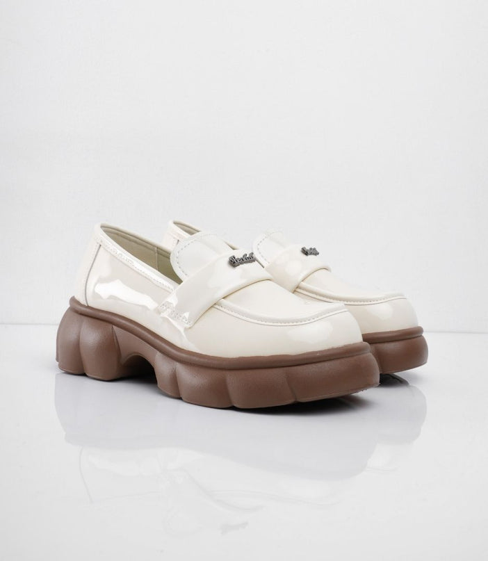 Mocasines crema charol con letras