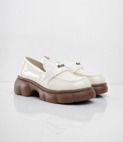 Mocasines crema charol con letras