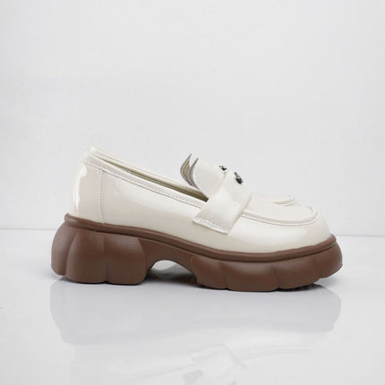 Mocasines crema charol con letras