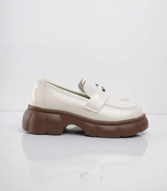 Mocasines crema charol con letras