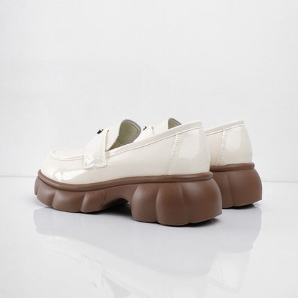Mocasines crema charol con letras