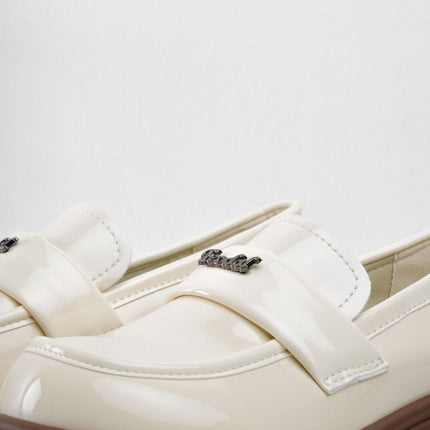 Mocasines crema charol con letras