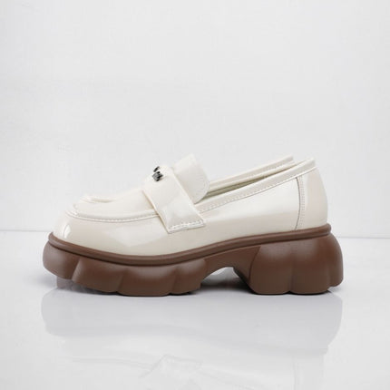 Mocasines crema charol con letras