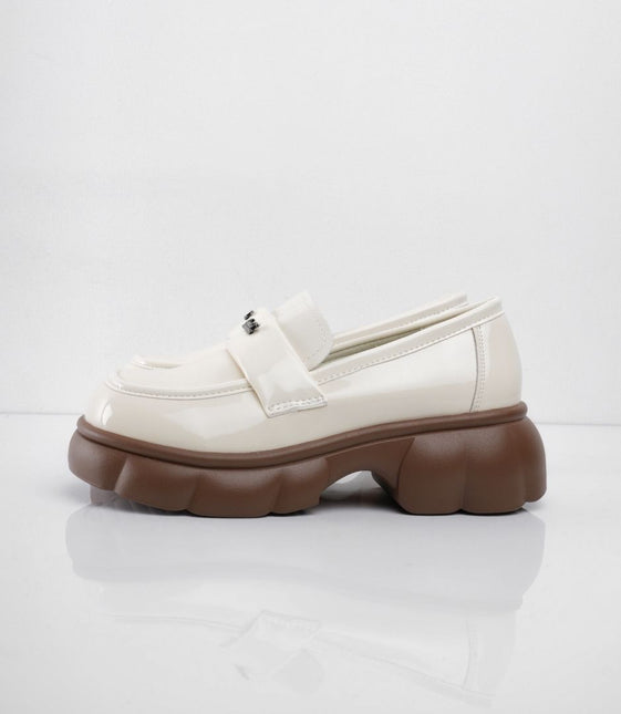 Mocasines crema charol con letras