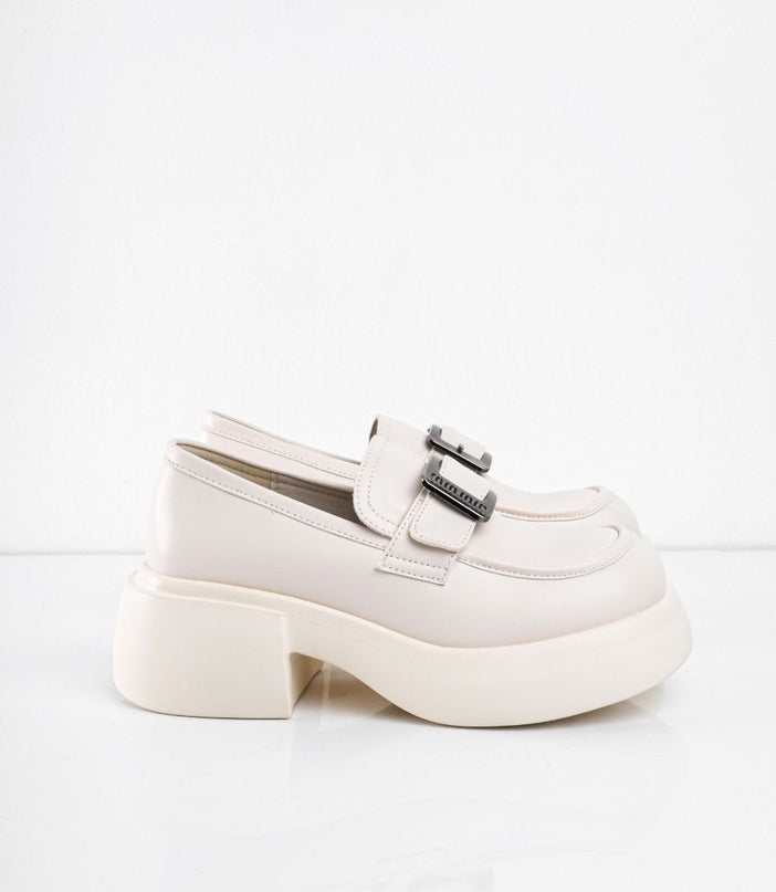 Mocasines crema con correa plata
