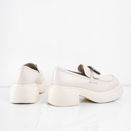 Mocasines crema con correa plata