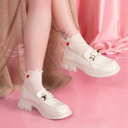 Mocasines crema de charol bajos