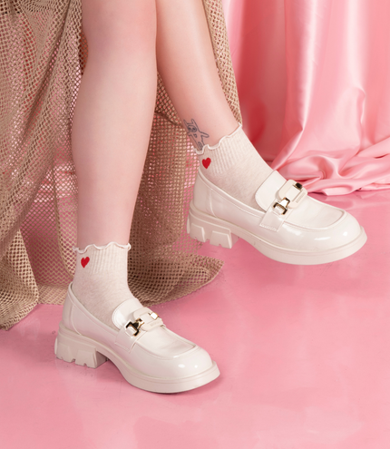 Mocasines crema de charol bajos