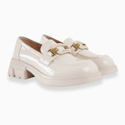 Mocasines crema de charol bajos