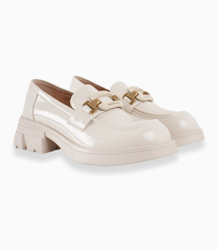 Mocasines crema de charol bajos