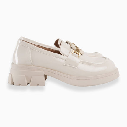 Mocasines crema de charol bajos