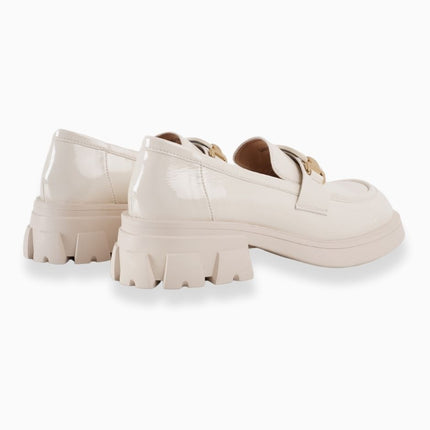 Mocasines crema de charol bajos