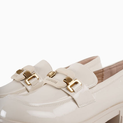 Mocasines crema de charol bajos