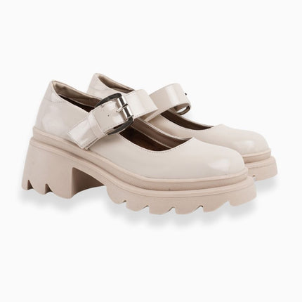 Mocasines crema en charol con correa