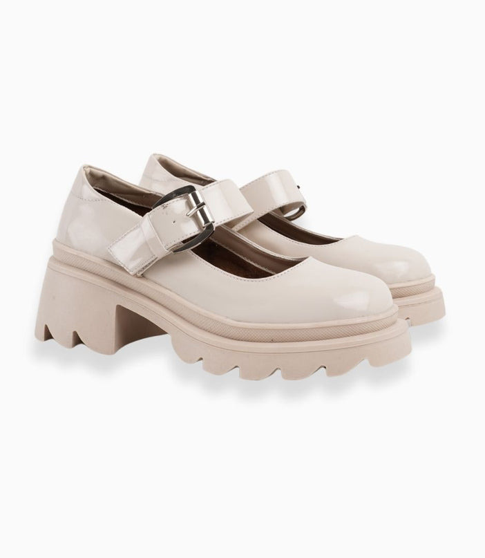 Mocasines crema en charol con correa
