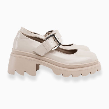 Mocasines crema en charol con correa
