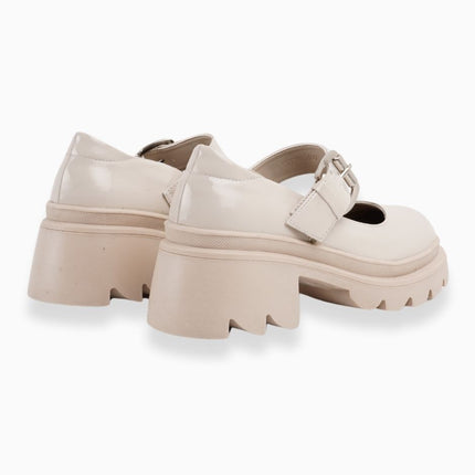 Mocasines crema en charol con correa