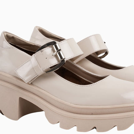 Mocasines crema en charol con correa