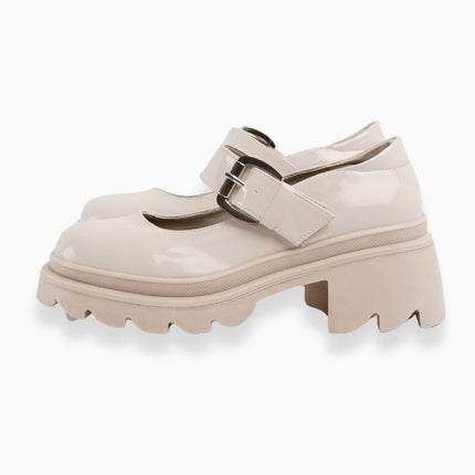 Mocasines crema en charol con correa