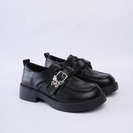 Mocasines elegantes negros con hebilla mariposa