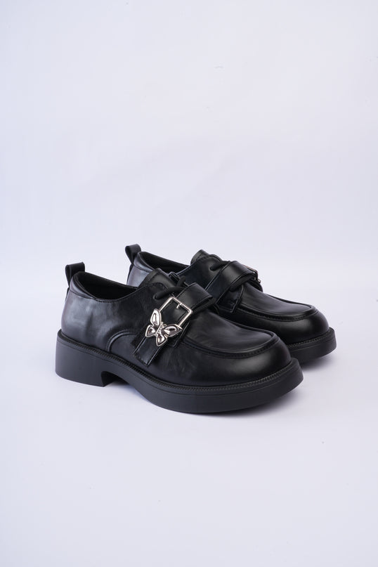 Mocasines elegantes negros con hebilla mariposa