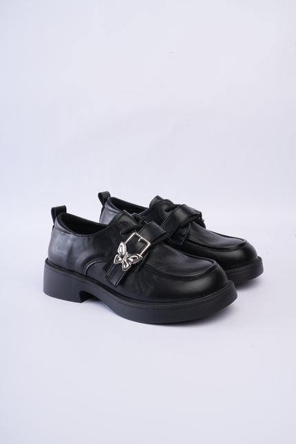 Mocasines elegantes negros con hebilla mariposa