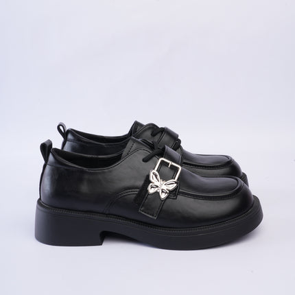 Mocasines elegantes negros con hebilla mariposa