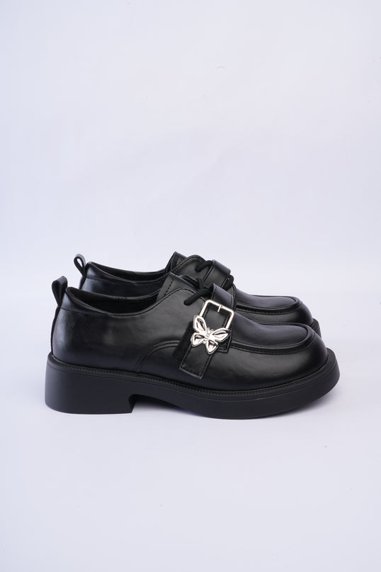 Mocasines elegantes negros con hebilla mariposa