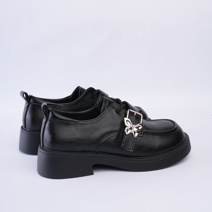 Mocasines elegantes negros con hebilla mariposa
