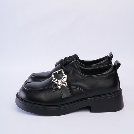 Mocasines elegantes negros con hebilla mariposa