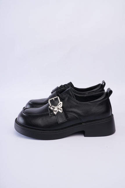 Mocasines elegantes negros con hebilla mariposa
