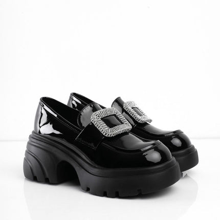 Mocasines en charol negros con hebilla brillante