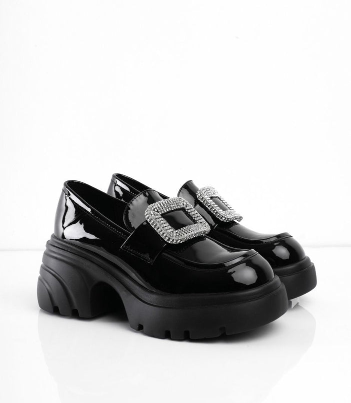 Mocasines en charol negros con hebilla brillante