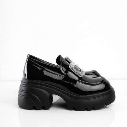Mocasines en charol negros con hebilla brillante