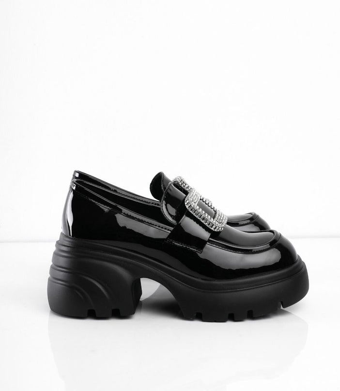 Mocasines en charol negros con hebilla brillante