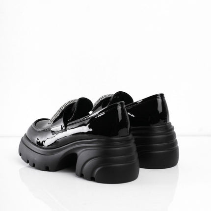Mocasines en charol negros con hebilla brillante