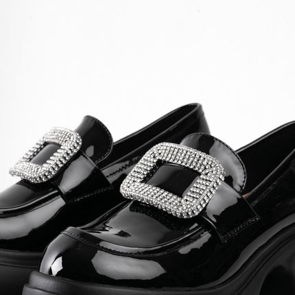 Mocasines en charol negros con hebilla brillante