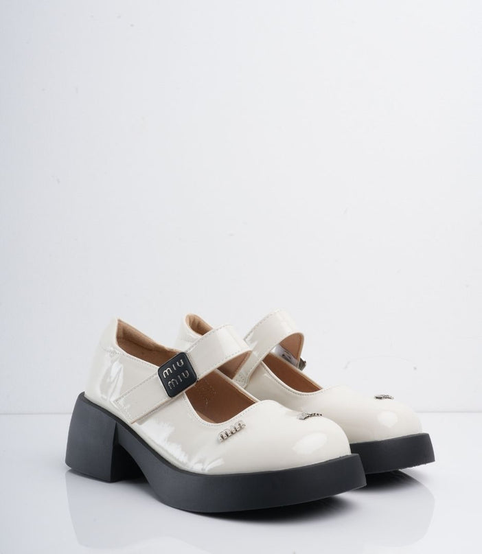 Mocasines mafalda blancos con correa y apliques
