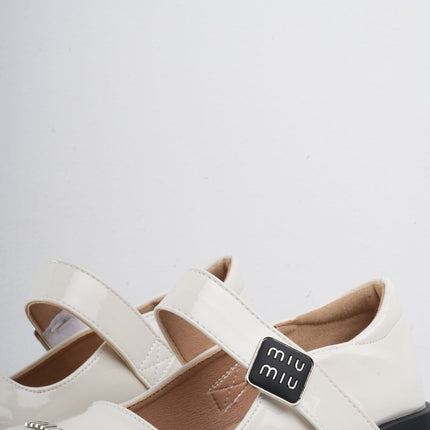 Mocasines mafalda blancos con correa y apliques
