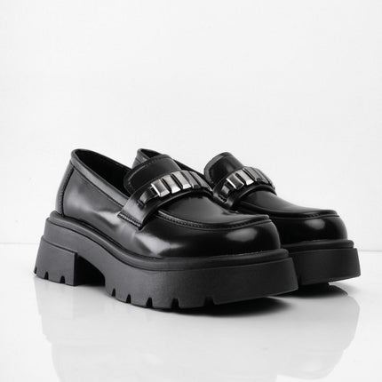 Mocasines negros brillantes con apliques plateados