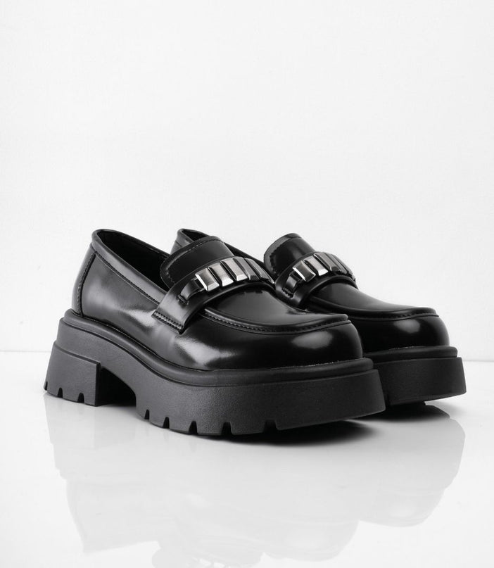 Mocasines negros brillantes con apliques plateados