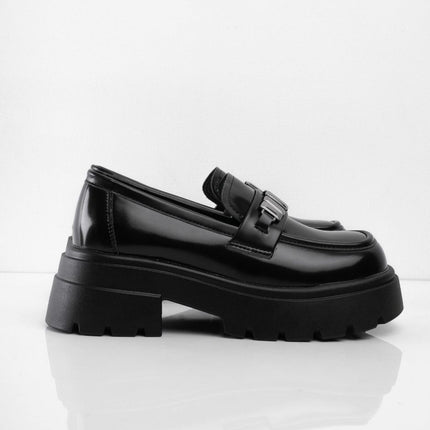 Mocasines negros brillantes con apliques plateados