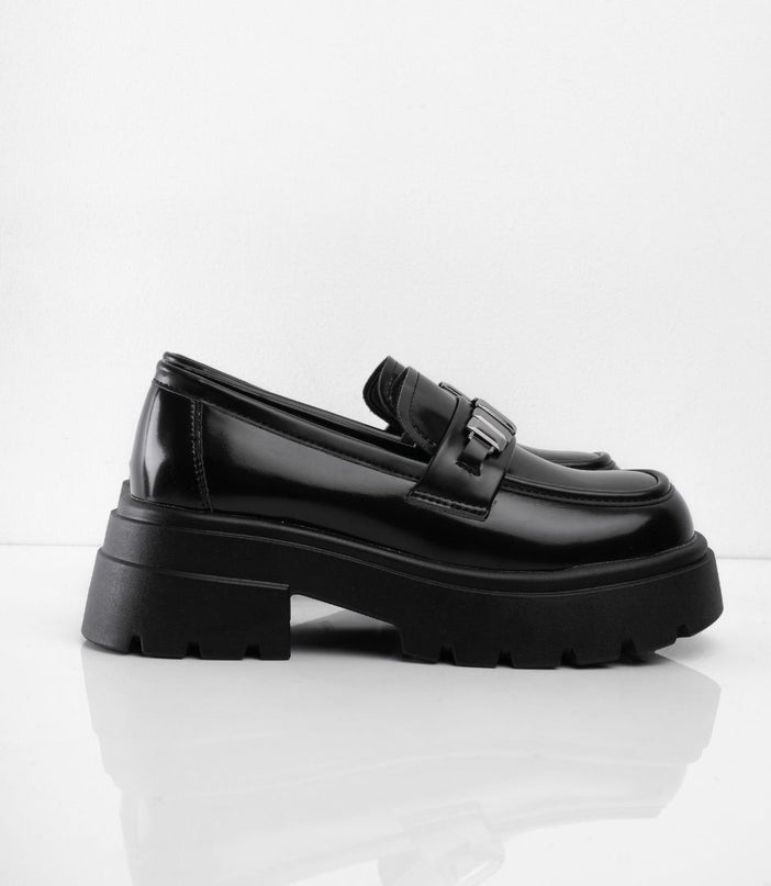 Mocasines negros brillantes con apliques plateados