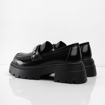 Mocasines negros brillantes con apliques plateados