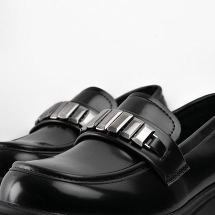 Mocasines negros brillantes con apliques plateados