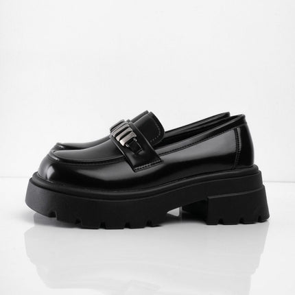 Mocasines negros brillantes con apliques plateados