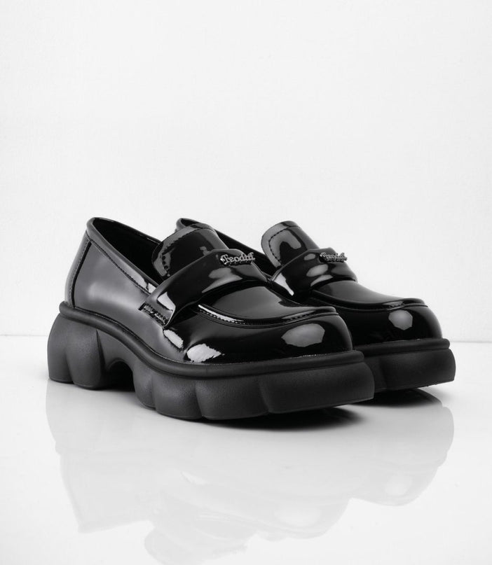 Mocasines negros charol con letras
