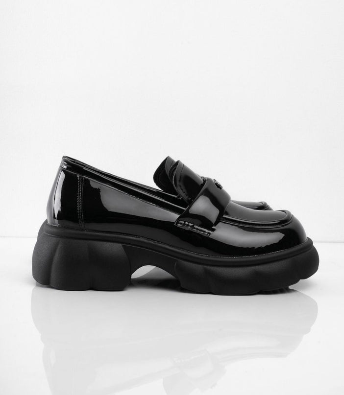 Mocasines negros charol con letras